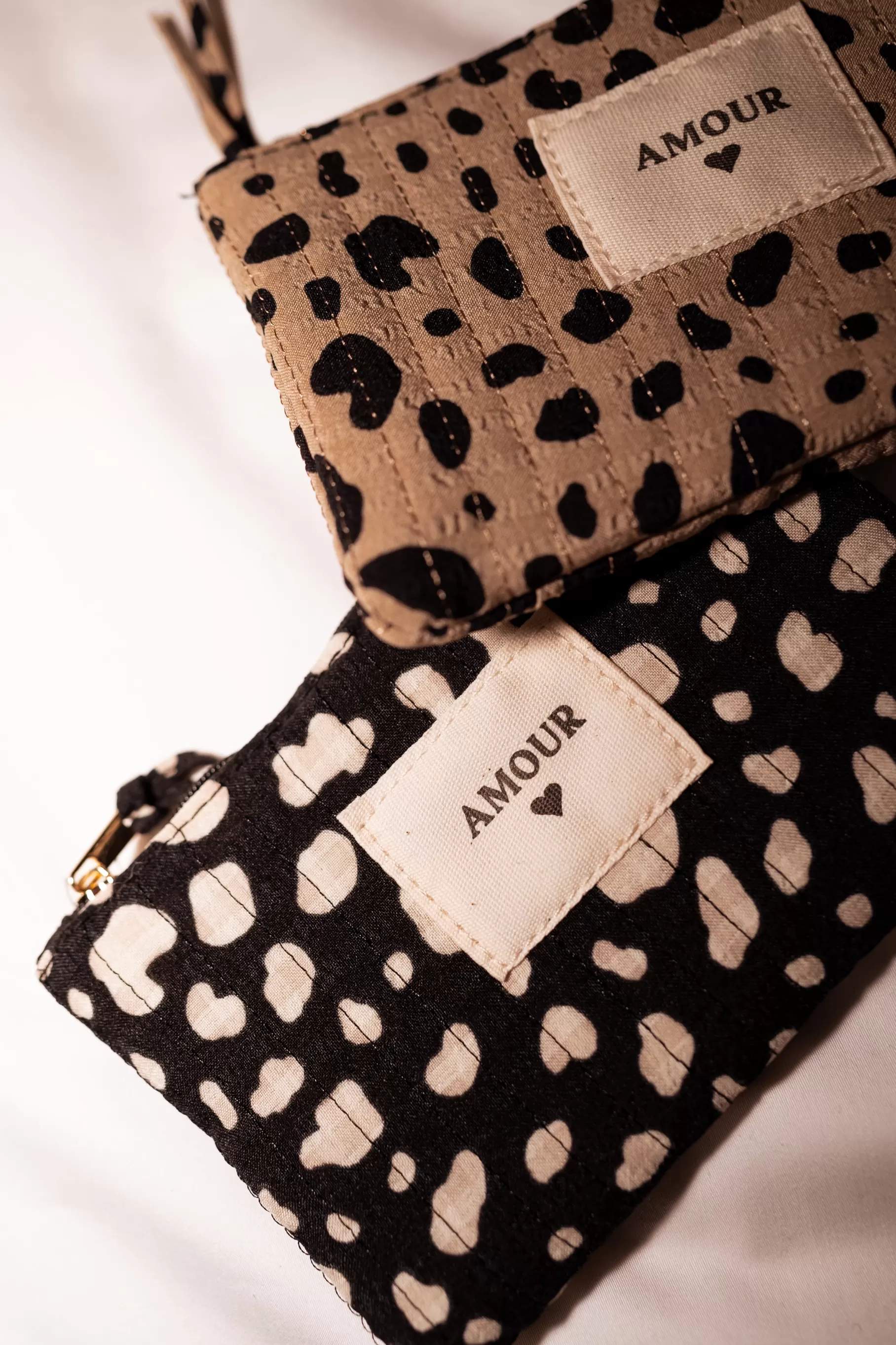 Easy Clothes Sacs & Pochettes-Pochette Amy - Noire à Tâches - Logo Amour